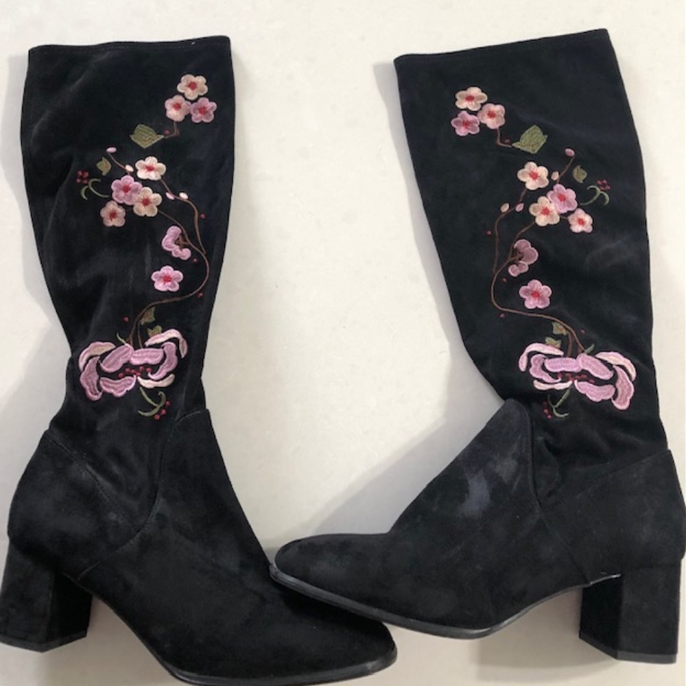 Black Boots with pink flowers - Picture 2 of 5